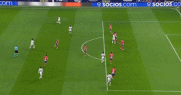 詹皇暂停时斜眼怒瞪艾顿，这表情连东契奇也难以招架，更别说顿巴斯莫尔了！